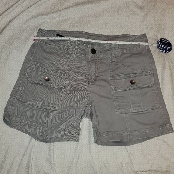 KUT GRAY MIDRISE CARGO SHORT WITH POCKETS SIZE 4 - Picture 1 of 4